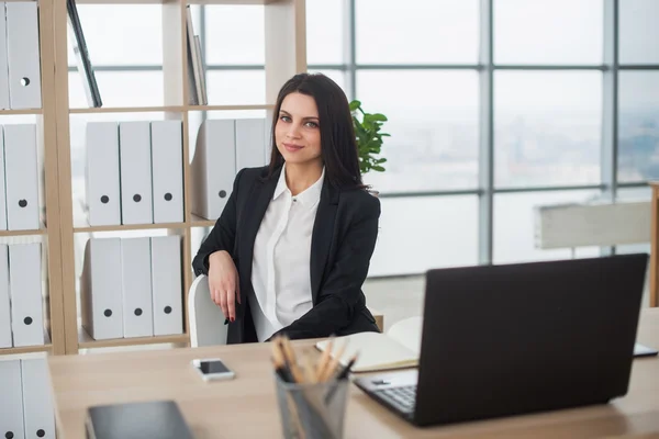 Joven mujer de negocios con cuaderno en la oficina, lugar de trabajo —  Fotos de Stock