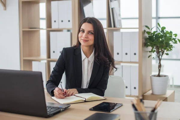 Joven mujer de negocios con cuaderno en la oficina, lugar de trabajo —  Fotos de Stock