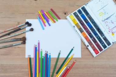 Çalışma alanı'nı sanatçı üstten görünüm. Boya, yaymak fırçalar