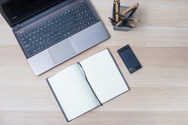 Ahşap masasında defter olan ofis işyeri