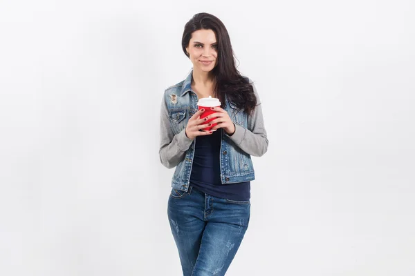 Vrouw op de witte muur met afhaalmaaltijden koffie — Stockfoto