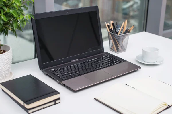 Oficina de trabajo con cuaderno sobre mesa de madera —  Fotos de Stock