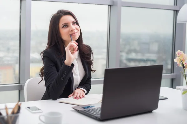 Femme d'affaires avec ordinateur portable dans le bureau, lieu de travail — Photo