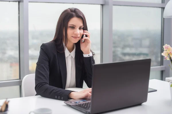 Geschäftsfrau mit Notizbuch im Büro, Arbeitsplatz — Stockfoto