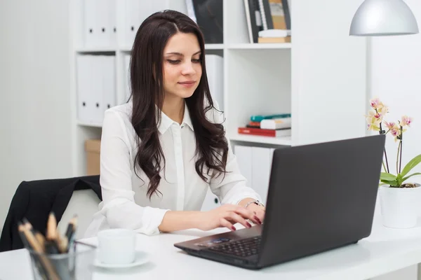 Femme d'affaires avec ordinateur portable dans le bureau, lieu de travail — Photo