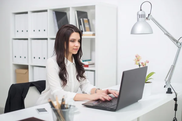 Femme d'affaires avec ordinateur portable dans le bureau, lieu de travail — Photo