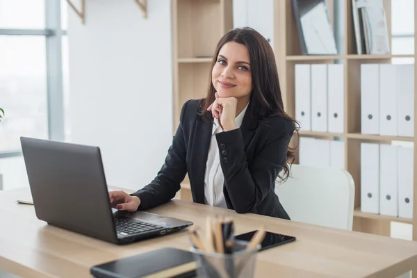 Femme d'affaires avec ordinateur portable dans le bureau, lieu de travail — Photo