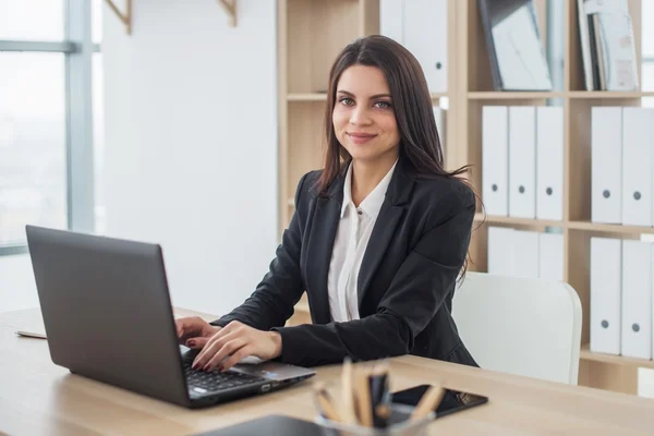 Mujer de negocios con cuaderno en la oficina, lugar de trabajo —  Fotos de Stock