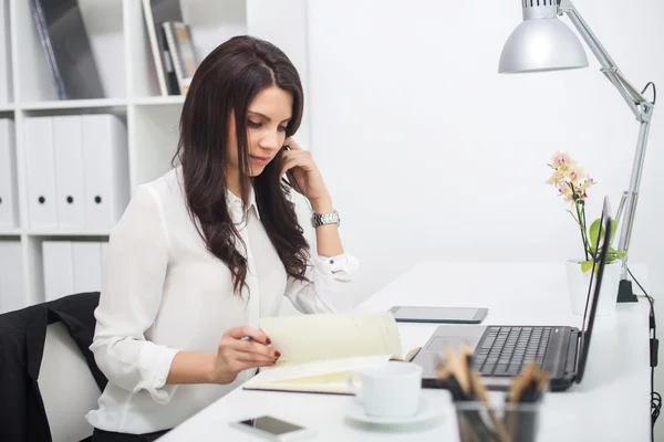 Femme d'affaires avec ordinateur portable dans le bureau, lieu de travail — Photo