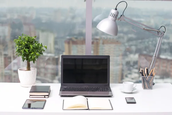 Oficina de trabajo con cuaderno sobre mesa de madera —  Fotos de Stock