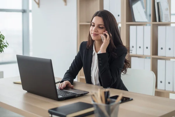 Mulher de negócios com notebook no escritório, local de trabalho — Fotografia de Stock