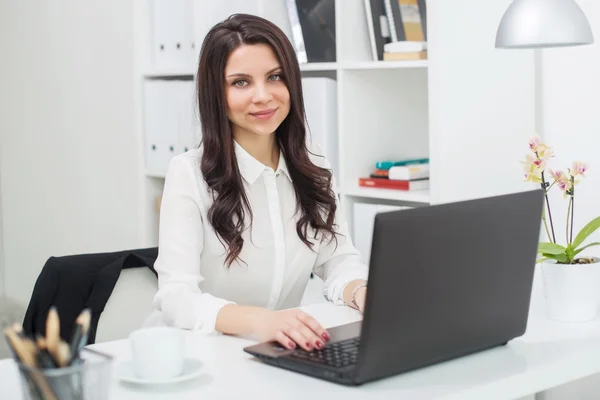 Zakenvrouw met laptop in kantoor, werkplek — Stockfoto