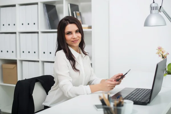 Mulher de negócios com notebook no escritório, local de trabalho — Fotografia de Stock