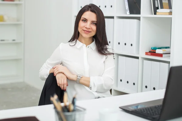 Femme d'affaires avec ordinateur portable dans le bureau, lieu de travail — Photo