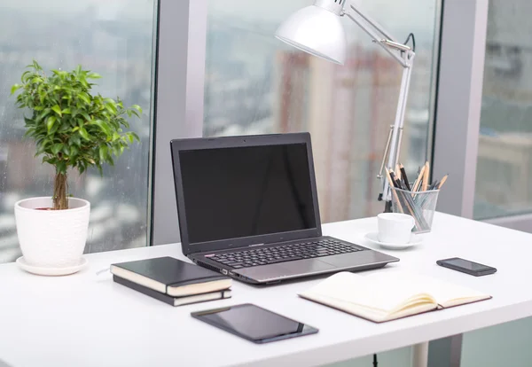 Escritório local de trabalho com notebook sobre mesa de madeira. — Fotografia de Stock