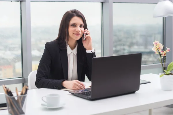 Femme d'affaires avec ordinateur portable dans le bureau, lieu de travail — Photo