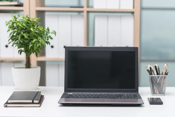 Escritório local de trabalho com notebook sobre mesa de madeira. — Fotografia de Stock