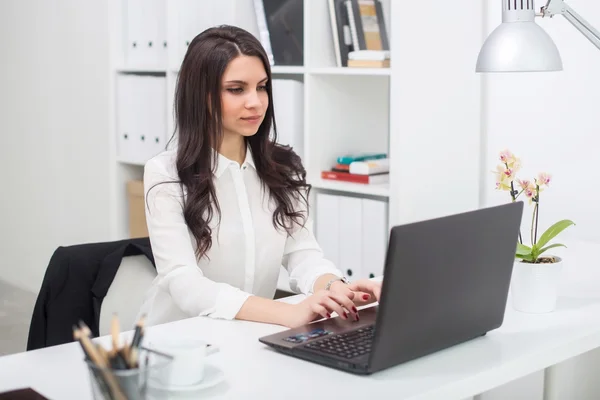 Femme d'affaires avec ordinateur portable dans le bureau, lieu de travail — Photo