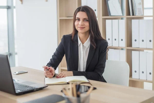 Geschäftsfrau schreibt in Notizbuch, Büro, Arbeitsplatz. — Stockfoto