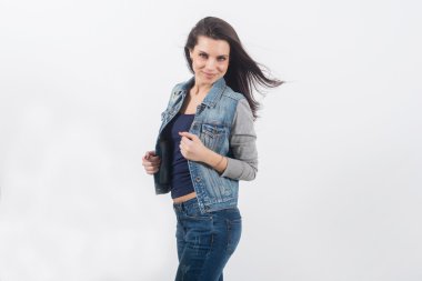 beyaz duvar kot poz kadın