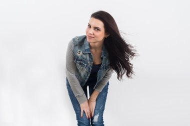 beyaz duvar kot poz kadın