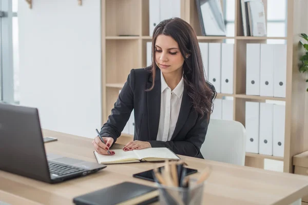 İş kadını defter, ofis, işyeri ile. — Stok fotoğraf