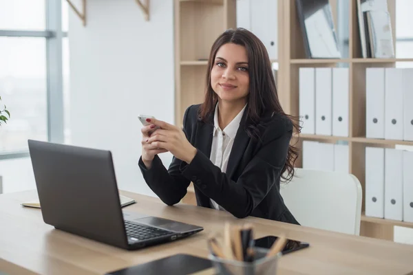 Mulher de negócios com notebook no escritório, local de trabalho — Fotografia de Stock