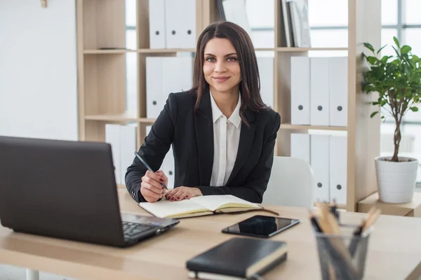 Mulher de negócios com notebook, escritório, local de trabalho . — Fotografia de Stock