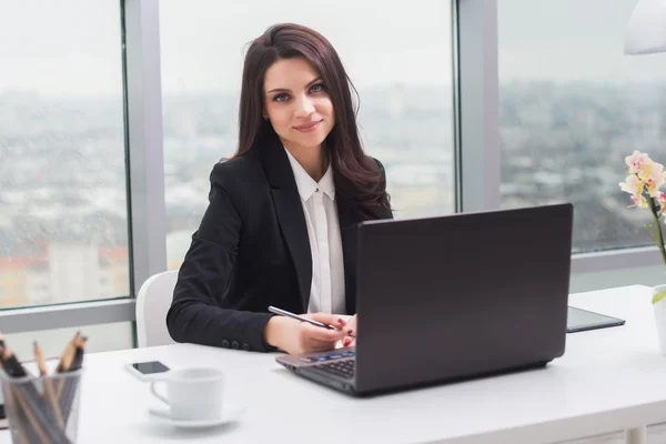 Femme d'affaires avec ordinateur portable dans le bureau, lieu de travail — Photo