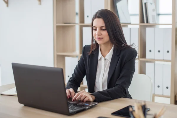 Femme d'affaires avec ordinateur portable dans le bureau, lieu de travail — Photo