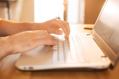 Bir defter closeup yazarak eller. Çalışma alanı