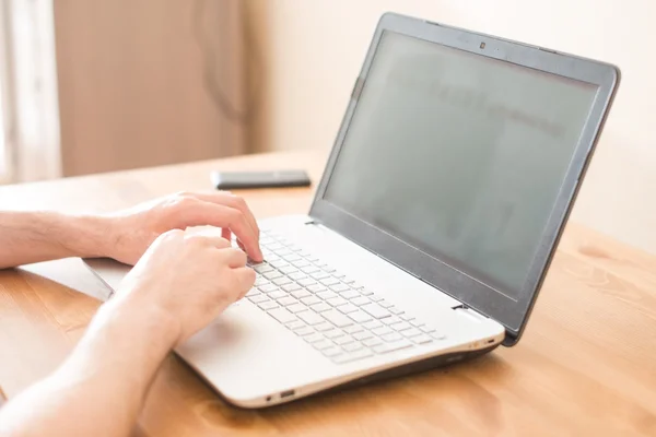 Handen te typen op een close-up van de notebook. Werkplek — Stockfoto