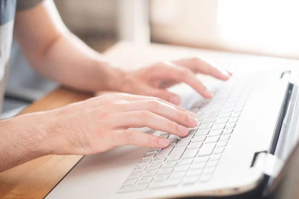 Handen te typen op een close-up van de notebook. Werkplek — Stockfoto