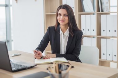 İş kadını yazıyor defter, ofis, işyeri.