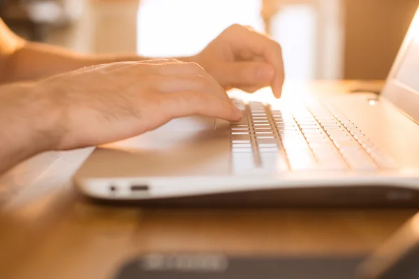 Handen te typen op een close-up van de notebook. Werkplek — Stockfoto