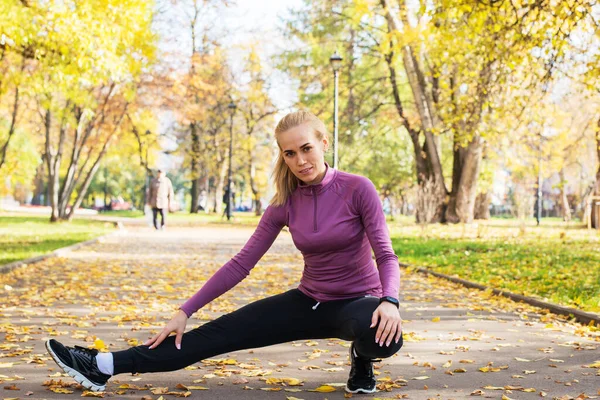 Mujer Joven Hace Ejercicios Estiramiento Parque Deportes Aire Libre Otoño — Foto de Stock