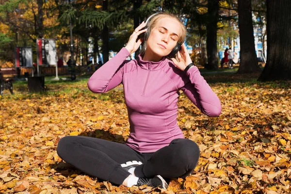 Una Joven Practica Deportes Afuera Parque Otoño Escucha Música Con — Foto de Stock