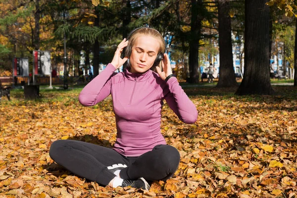 Una Joven Practica Deportes Afuera Parque Otoño Escucha Música Con — Foto de Stock