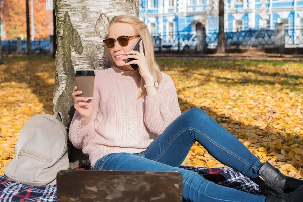 Mujer Joven Trabajando Con Ordenador Portátil Aire Libre Sosteniendo Teléfono — Foto de Stock