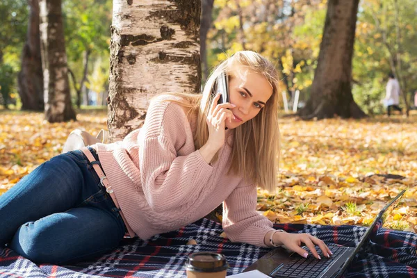 Jovem Mulher Trabalhando Com Laptop Livre Falando Telefone — Fotografia de Stock