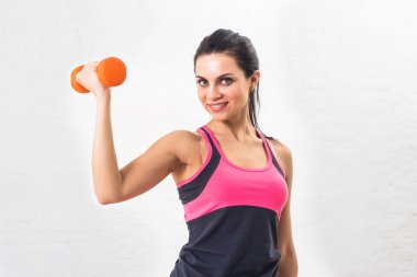 Genç kadın için spor, fitness dumbbells ile gider. Sağlıklı bir yaşam tarzı. Sağlık. Sallar kasları dumbbells el
