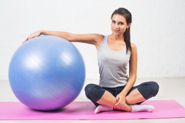 Güzel spor kadın fitness topu ile. Pilates, spor, sağlık.