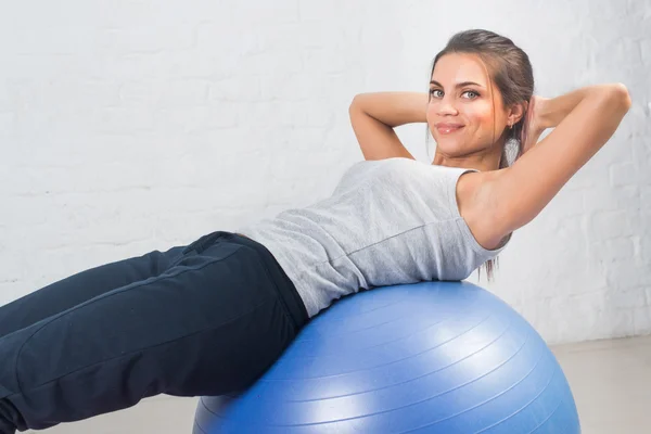 Mooie sport vrouw fitness oefening doet, stretching op bal. Pilates, sport, gezondheid. — Stockfoto