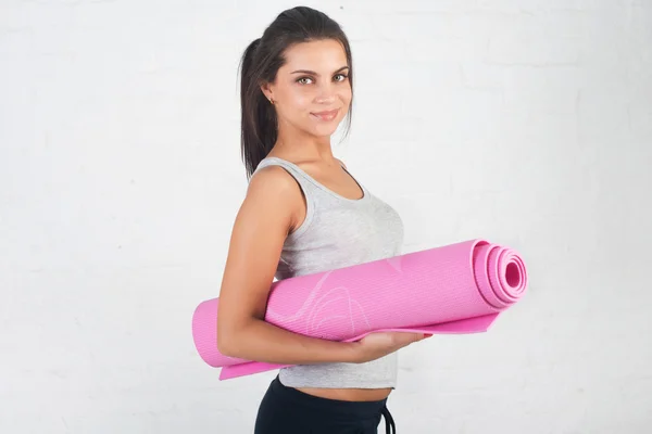 Mulher bonita vai para esportes, fitness, fazendo exercícios com um sorriso, esticado, amassado. Estilo de vida saudável, saúde . — Fotografia de Stock