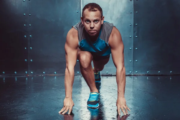 Corredor, deportista hombre musculoso en una posición de preparación, deporte, correr — Foto de Stock