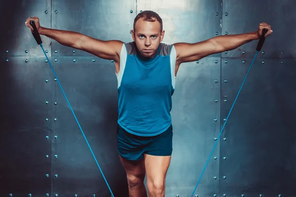 Desportistas. ajuste homem treinador masculino fazendo exercícios com expansores, conceito crossfit fitness poder força treino . — Fotografia de Stock