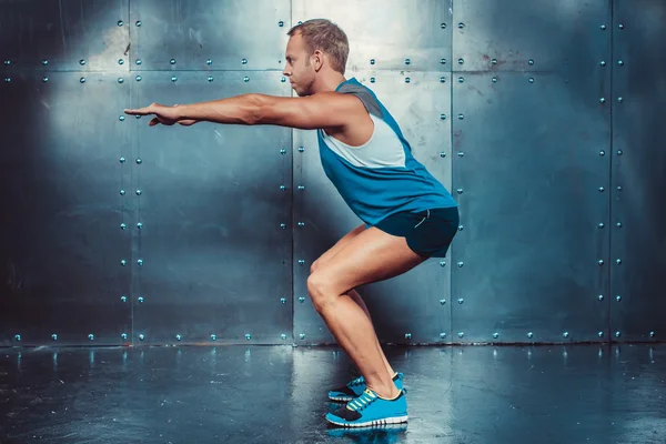 Desportistas. ajuste homem treinador masculino fazendo agachamentos, conceito crossfit fitness poder força treino — Fotografia de Stock