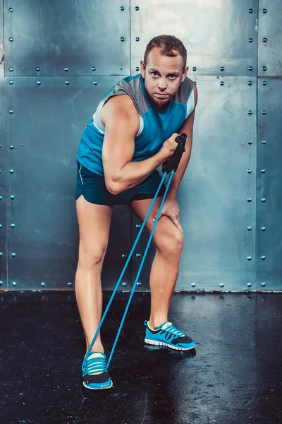 Deportistas. hombre de entrenamiento masculino en forma haciendo ejercicios con expansores, entrenamiento de fitness de concepto crossfit potencia fuerte — Foto de Stock