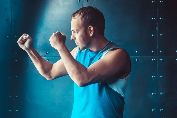 Atleta, desportista homem musculoso em uma posição de prontidão, esporte, luta livre — Fotografia de Stock