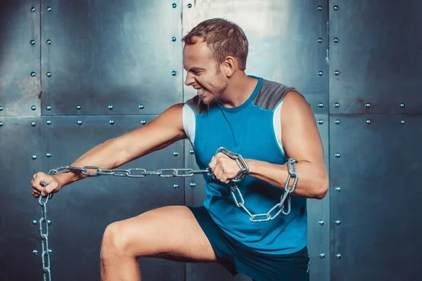 Deportistas. caben los soportes masculinos y la cadena del metal del rasgón, entrenamiento de la aptitud del crossfit del concepto poder fuerte . — Foto de Stock